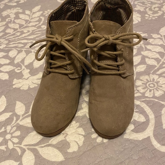 Route 66 Women's Taupe Lace-Up Wedge Bootie - Size 7 - Picture 2 of 7